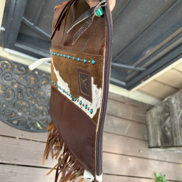 Fringe cowhide crossbody - Picture 7 of 7